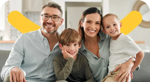 Familia sonriendo en casa