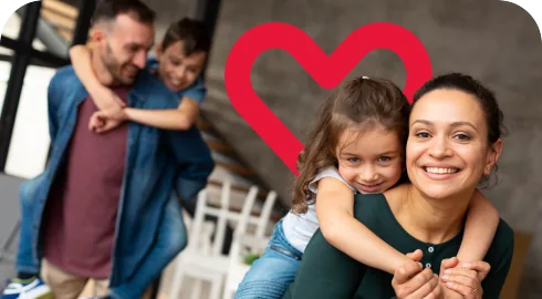 Madre con hija bajo corazón rojo
