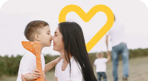 Madre con niño y corazón amarillo