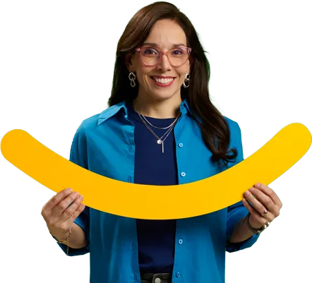 Hombre sosteniendo sonrisa amarilla