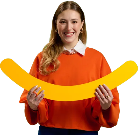 Hombre sosteniendo sonrisa amarilla