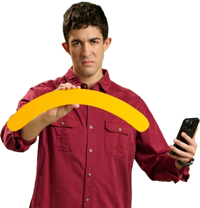 Hombre sosteniendo sonrisa amarilla