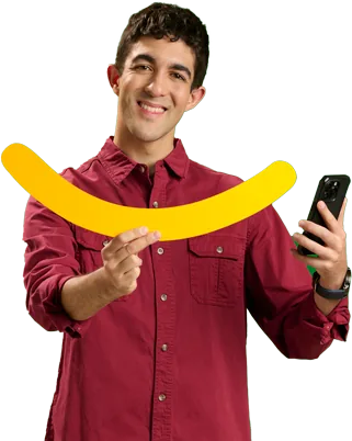 Hombre sosteniendo sonrisa amarilla