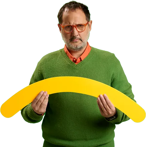 Hombre sosteniendo sonrisa amarilla