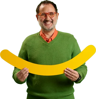 Hombre sosteniendo sonrisa amarilla