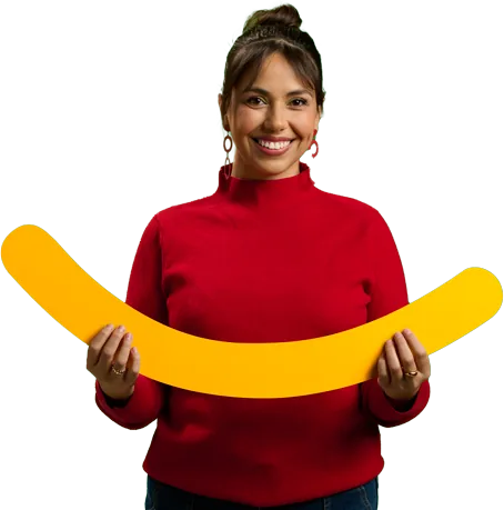 Hombre sosteniendo sonrisa amarilla