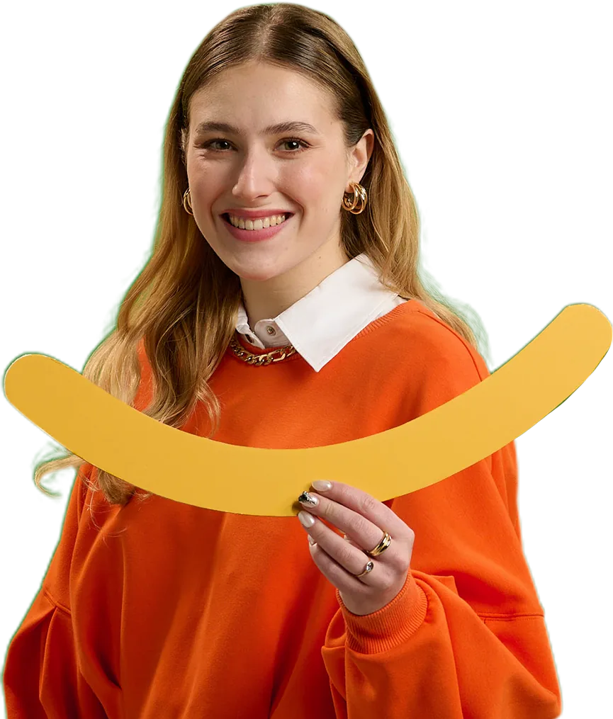 Mujer sosteniendo sonrisa amarilla